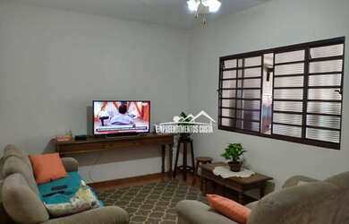 Imagem: A casa possui 3 Dormitórios, 2 Banheiros, 2 Vagas na garagem