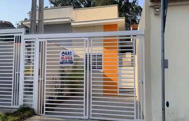 Imagem: A casa possui 3 Dormitórios, 2 Banheiros, 2 Vagas na garagem