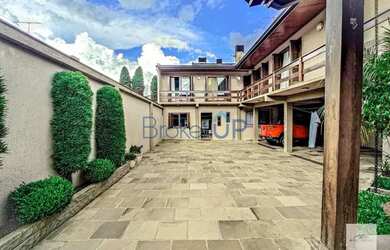 Imagem: A casa possui 3 Dormitórios, 5 Banheiros, 2 Vagas na garagem