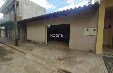 Imagem: A casa possui 3 Dormitórios, 2 Banheiros, 3 Vagas na garagem