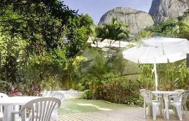 Imagem: A casa possui 4 Dormitórios, 4 Banheiros, 4 Vagas na garagem