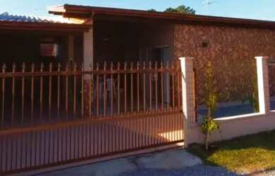 Imagem: A casa possui 4 Dormitórios, 3 Banheiros, 2 Vagas na garagem