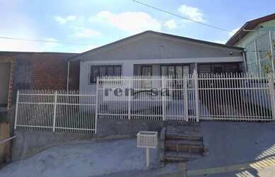 Imagem: A casa possui 3 Dormitórios, 1 Banheiro, 1 Vaga na garagem