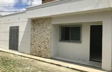 Imagem: A casa possui 3 Dormitórios, 2 Banheiros, 1 Vaga na garagem