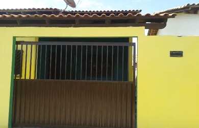 Imagem: A casa possui 3 Dormitórios, 2 Banheiros, 1 Vaga na garagem