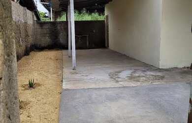 Imagem: A casa possui 2 Dormitórios, 1 Banheiro, 2 Vagas na garagem