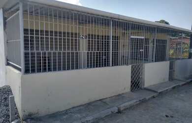 Imagem: A casa possui 2 Dormitórios, 2 Banheiros, 4 Vagas na garagem