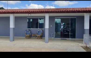 Imagem: A casa possui 3 Dormitórios, 2 Banheiros, 2 Vagas na garagem