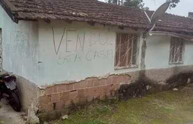 Imagem: A casa possui 5 Dormitórios, 1 Banheiro e está localizado