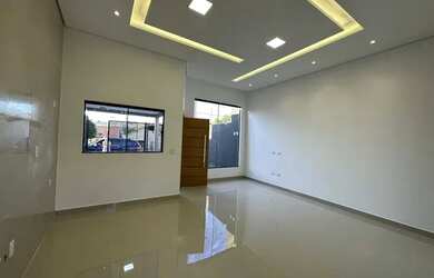 Imagem: A casa possui 3 Dormitórios, 2 Banheiros, 1 Vaga na garagem