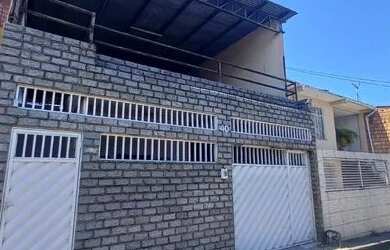 Imagem: A casa possui 3 Dormitórios, 2 Banheiros, 1 Vaga na garagem