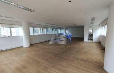 Imagem: O depósito possui 5 Vagas na garagem e 160m² de Área e está