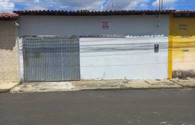 Imagem: A casa possui 3 Dormitórios, 1 Banheiro, 1 Vaga na garagem