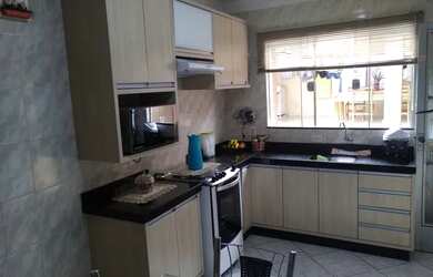 Imagem: A casa possui 3 Dormitórios, 2 Banheiros, 1 Vaga na garagem