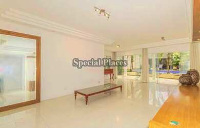 Imagem: A casa em condomínio possui 4 Dormitórios, 5 Banheiros, 2