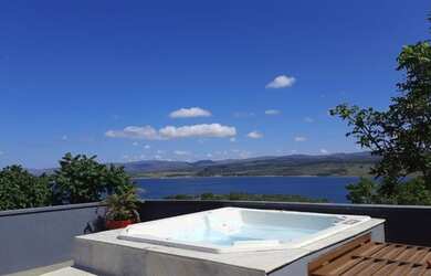 Imagem: A casa possui 2 Dormitórios, 3 Banheiros, 2 Vagas na garagem