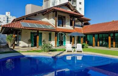 Imagem: A casa possui 5 Dormitórios e 5 Banheiros e está localizado