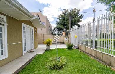 Imagem: A casa possui 3 Dormitórios, 3 Banheiros, 5 Vagas na garagem