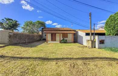 Imagem: A casa possui 3 Dormitórios, 2 Banheiros, 2 Vagas na garagem