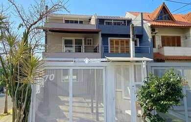 Imagem: A casa possui 3 Dormitórios, 1 Banheiro, 2 Vagas na garagem