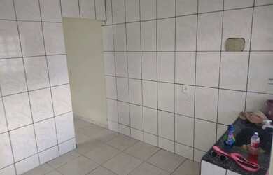 Imagem: A casa possui 1 Dormitório, 1 Banheiro, 1 Vaga na garagem e