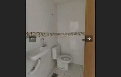 Imagem: A casa possui 2 Dormitórios, 2 Banheiros, 2 Vagas na garagem