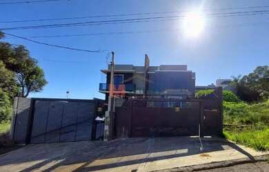 Imagem: A casa possui 3 Dormitórios, 1 Banheiro, 2 Vagas na garagem