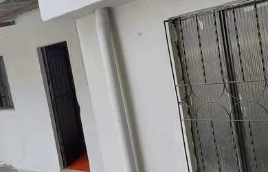 Imagem: A casa possui 1 Dormitório, 1 Banheiro e 1 Vaga na garagem