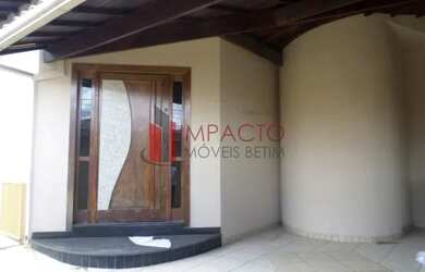 Imagem: A casa possui 3 Dormitórios, 2 Banheiros, 4 Vagas na garagem