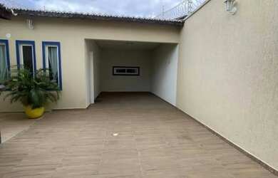 Imagem: A casa possui 2 Dormitórios, 1 Banheiro, 2 Vagas na garagem