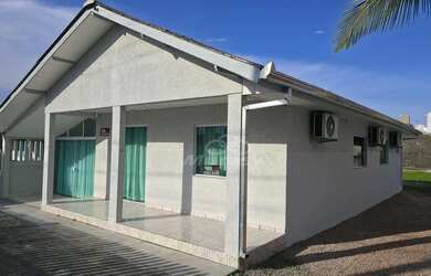 Imagem: A casa possui 4 Dormitórios, 1 Banheiro, 3 Vagas na garagem