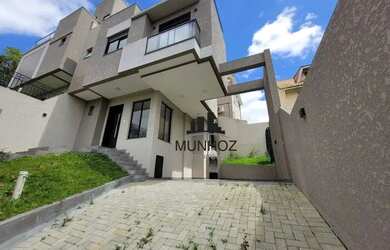 Imagem: A casa possui 3 Dormitórios, 3 Banheiros, 2 Vagas na garagem