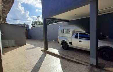 Imagem: A casa possui 4 Dormitórios, 2 Banheiros, 3 Vagas na garagem