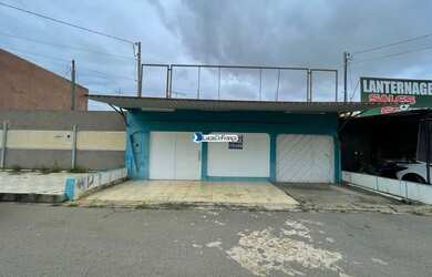 Imagem: A casa possui 3 Dormitórios, 2 Banheiros, 4 Vagas na garagem