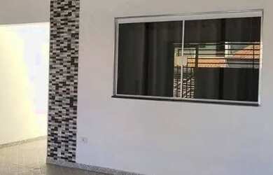 Imagem: A casa possui 3 Dormitórios, 1 Banheiro, 2 Vagas na garagem