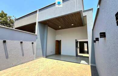 Imagem: A casa possui 3 Dormitórios, 2 Banheiros, 2 Vagas na garagem