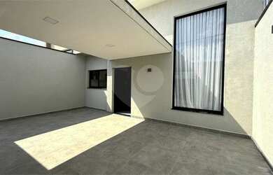 Imagem: A casa possui 3 Dormitórios, 1 Banheiro, 2 Vagas na garagem