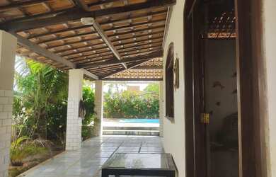 Imagem: A casa possui 4 Dormitórios, Acomodam 12 pessoas e 4 Vagas