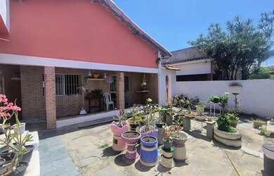 Imagem: A casa possui 5 Dormitórios, 3 Banheiros, 1 Vaga na garagem