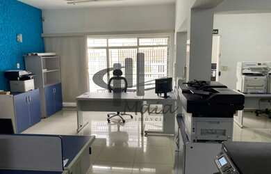 Imagem: A casa possui 5 Dormitórios, 3 Banheiros, 2 Vagas na garagem