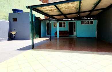 Imagem: A casa possui 2 Dormitórios, 3 Banheiros, 4 Vagas na garagem