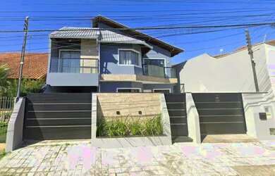 Imagem: A casa possui 4 Dormitórios, 5 Banheiros, 2 Vagas na garagem