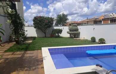 Imagem: A casa em condomínio possui 4 Dormitórios, 5 Banheiros, 4