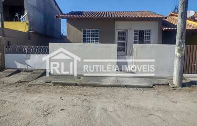 Imagem: A casa possui 2 Dormitórios, 1 Banheiro, 1 Vaga na garagem