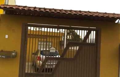 Imagem: A casa possui 3 Dormitórios, 1 Banheiro, 2 Vagas na garagem