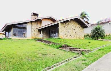 Imagem: A casa possui 4 Dormitórios, 5 Banheiros, 3 Vagas na garagem