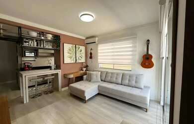 Imagem: O apartamento possui 2 Dormitórios, 1 Banheiro, 1 Vaga na garagem