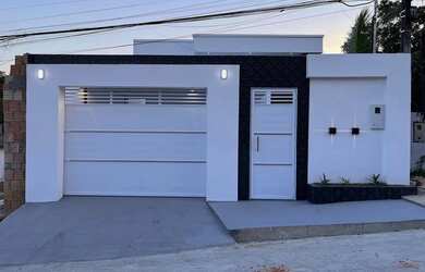 Imagem: A casa possui 3 Dormitórios, 2 Banheiros, 2 Vagas na garagem