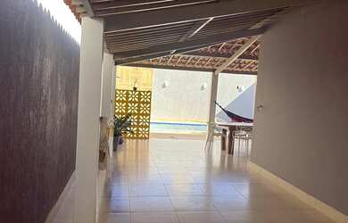 Imagem: A casa possui 4 Dormitórios, Acomoda 1 pessoa, 2 Vagas na garagem