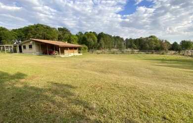 Imagem: A casa possui 2 Dormitórios, 2 Banheiros, 2 Vagas na garagem